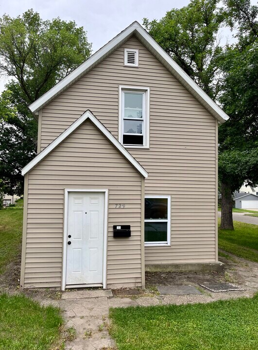 729 W Cavour Ave in Fergus Falls, MN - Foto de edificio