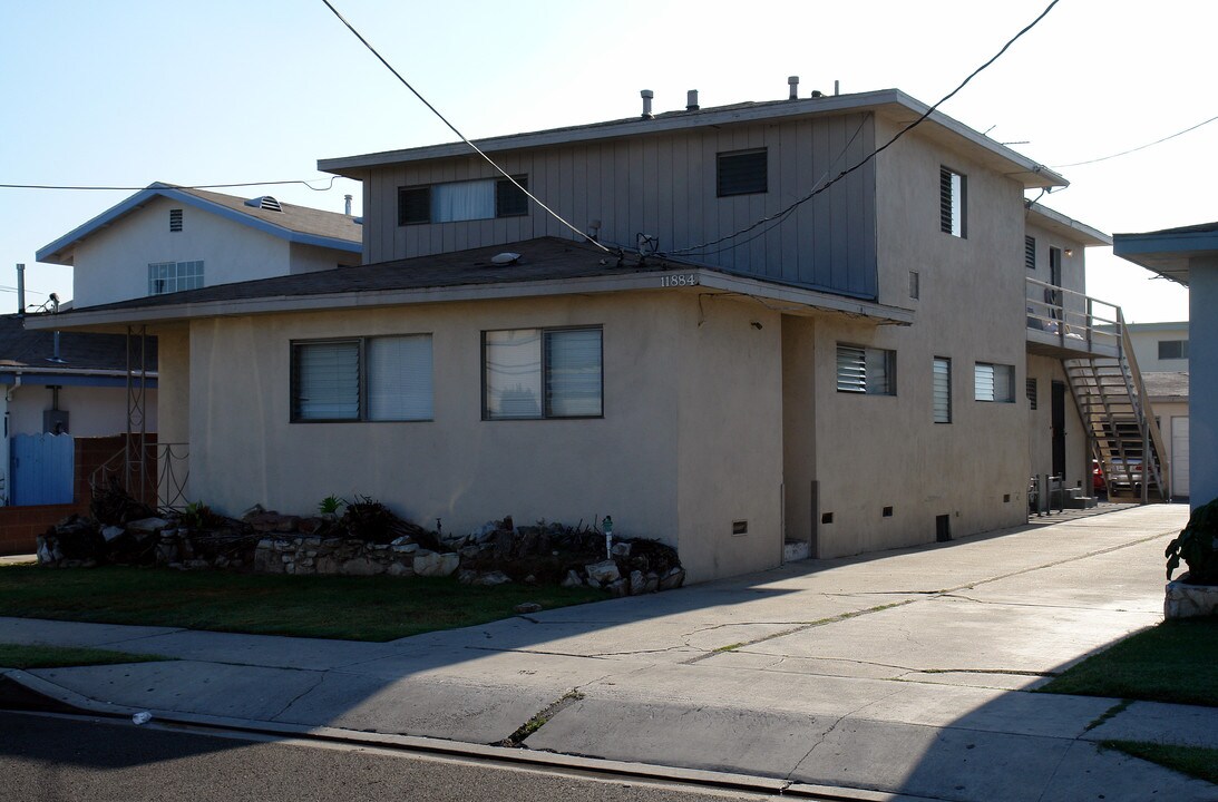 11884 Manor Dr in Hawthorne, CA - Building Photo