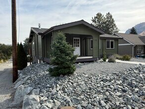 901 S Sanders St in Chelan, WA - Building Photo - Building Photo
