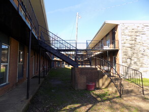 Stone Manor Apartments in Memphis, TN - Building Photo - Building Photo