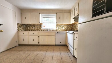 98 Sylvia St, Unit 1 in Lexington, MA - Building Photo - Building Photo