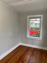 10 Holstrom Ct, Unit Apt. 2 in Auburn, MA - Foto de edificio - Building Photo