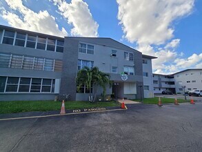 120 Royal Palm Rd, Unit 209 in Hialeah Gardens, FL - Building Photo - Building Photo