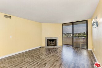 4275 Vía Arbolada-Unit -211 in Los Angeles, CA - Building Photo - Building Photo