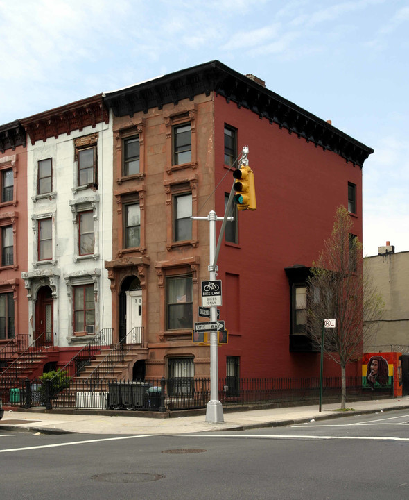 663 Greene Ave in Brooklyn, NY - Building Photo