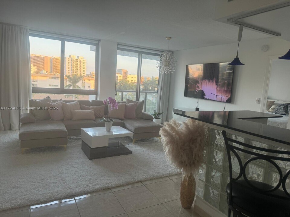 9800 W Bay Harbor Dr, Unit # 605 in Bay Harbor Islands, FL - Foto de edificio