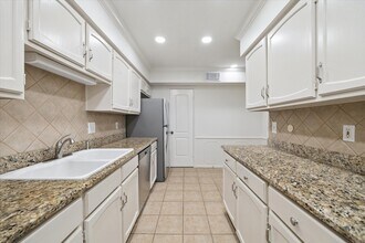 353 N Post Oak Ln in Houston, TX - Building Photo - Building Photo