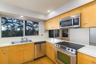 840 SW Englewood Dr in Lake Oswego, OR - Foto de edificio - Building Photo