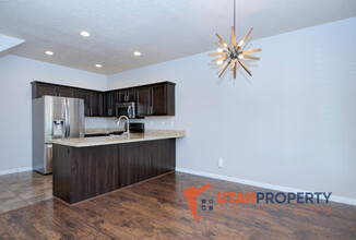7840 Summer Station Way in Midvale, UT - Foto de edificio - Building Photo