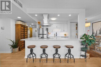 470 Laurier Ave W in Ottawa, ON - Building Photo - Building Photo