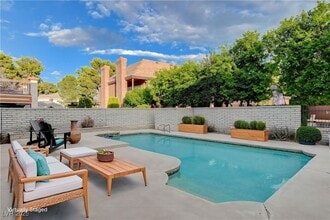 945 Vegas Valley Dr in Las Vegas, NV - Building Photo - Building Photo