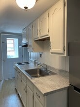22 Grove Ave, Unit 3 in Glens Falls, NY - Foto de edificio - Building Photo