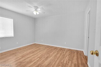 4617 Bayshore Dr in Naples, FL - Building Photo - Building Photo
