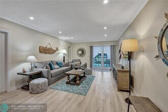 2424 SE 17th St in Fort Lauderdale, FL - Foto de edificio - Building Photo