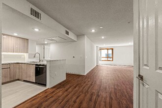5240 Virginia Ave-Unit -121 in Los Angeles, CA - Building Photo - Building Photo