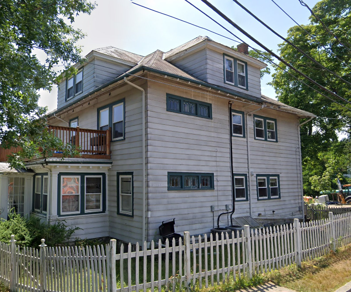 233 Commonwealth Ave in Chestnut Hill, MA - Foto de edificio