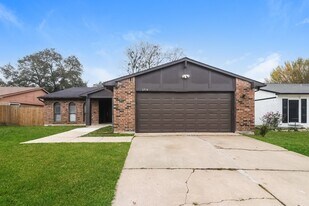 6914 Pickett Dr in Richmond, TX - Building Photo