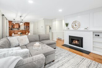 24116 102nd Pl W, Unit A in Edmonds, WA - Foto de edificio - Building Photo