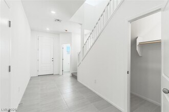 7382 Pioneer Way in Las Vegas, NV - Foto de edificio - Building Photo