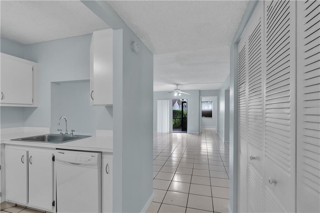 7406 Woodmont Ter in Tamarac, FL - Building Photo