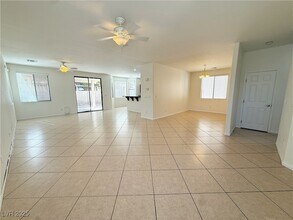 9101 Dorrell Ln in Las Vegas, NV - Building Photo - Building Photo