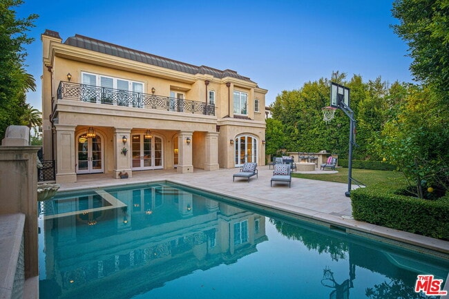 591 S Burlingame Ave in Los Angeles, CA - Building Photo - Building Photo