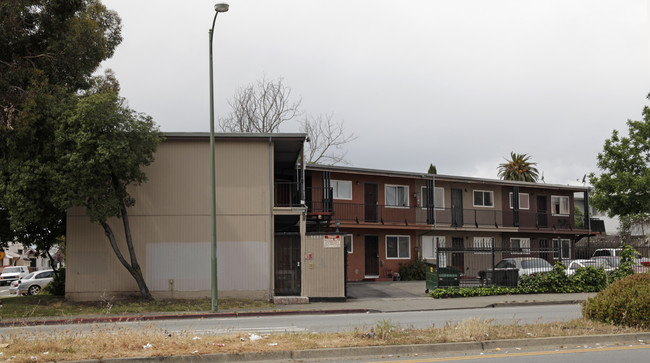 6689 Bancroft Ave in Oakland, CA - Building Photo - Building Photo