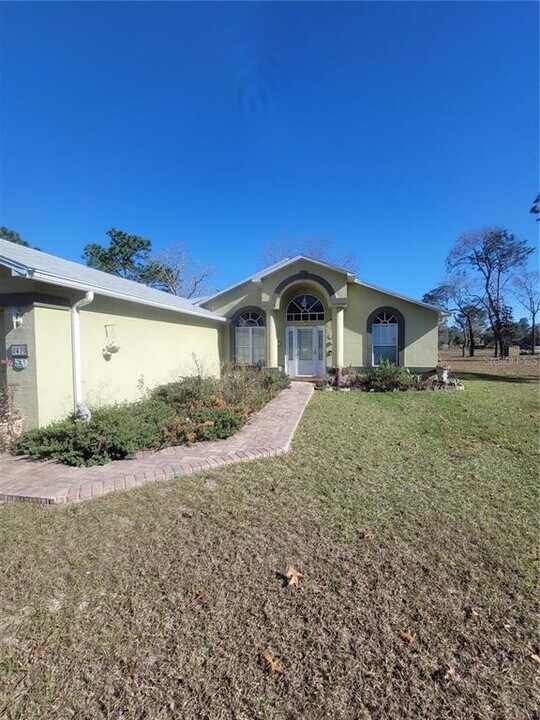 8430 MADRID Rd in Weeki Wachee, FL - Building Photo