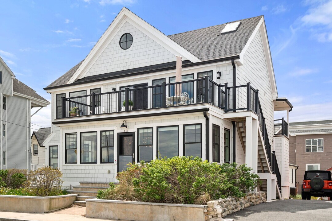 176 Winthrop Shore Dr, Unit 1 in Winthrop, MA - Building Photo