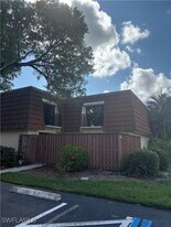 5245 Cedarbend Dr in Ft. Myers, FL - Building Photo