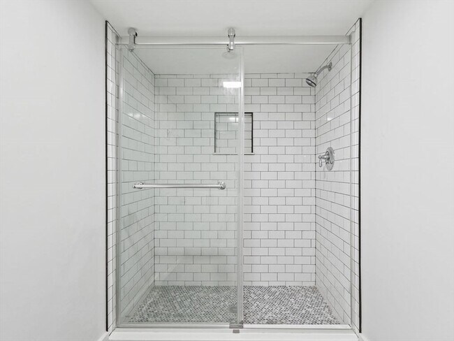 417 Massachusetts Ave, Unit 1 in Boston, MA - Foto de edificio - Building Photo