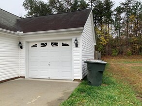 913 Meadow Oak Dr in Greensboro, NC - Building Photo - Building Photo