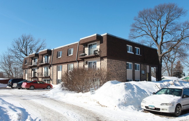 136 George St in Excelsior, MN - Foto de edificio - Building Photo
