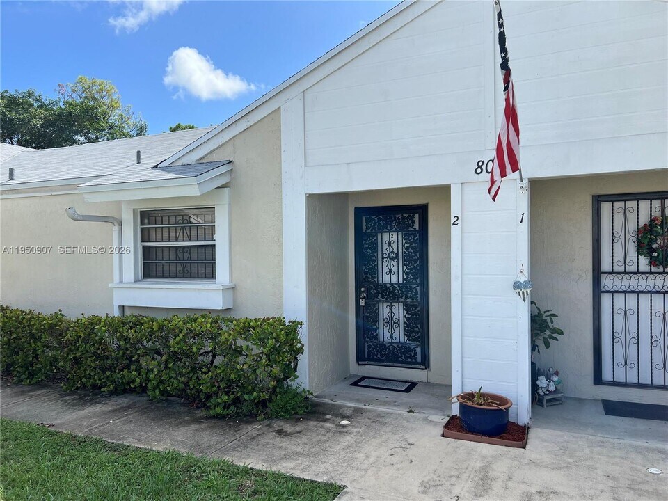 809 NE 214th Ln in Miami, FL - Building Photo