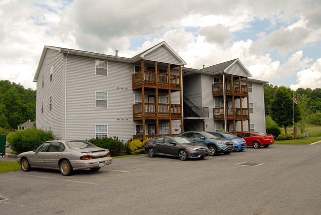 Hall Valley Apartments in Bridgeport, WV - Foto de edificio - Primary Photo