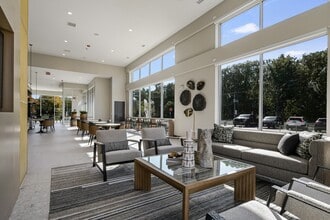 The Henry at Harms Woods in Skokie, IL - Foto de edificio - Building Photo