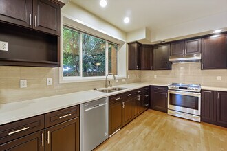 14172 SE 8th St in Bellevue, WA - Building Photo - Building Photo
