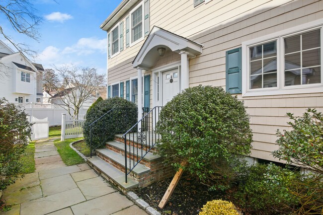 2 1/2 Cos Cob Ave in Greenwich, CT - Building Photo - Building Photo