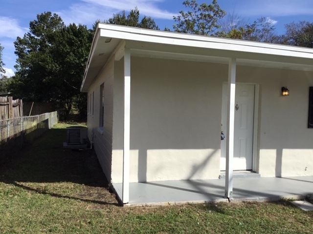 8607 N Orangeview Ave in Tampa, FL - Foto de edificio - Building Photo