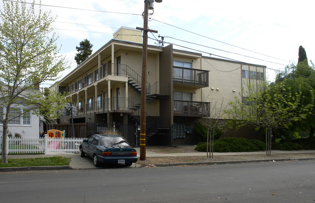 467 Clinton St in Redwood City, CA - Foto de edificio - Building Photo