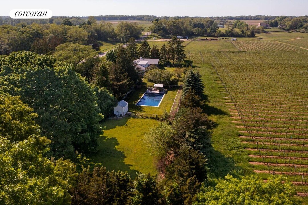 1100 Alvahs Ln in Cutchogue, NY - Building Photo