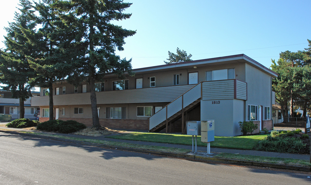 1813 Mohawk Blvd in Springfield, OR - Foto de edificio