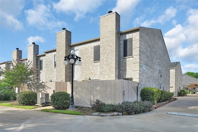 2860 Holly Hall St in Houston, TX - Building Photo - Building Photo