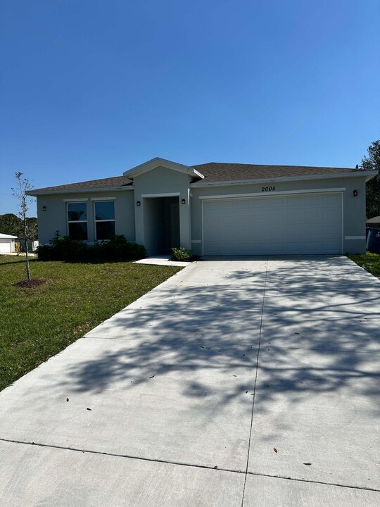 2005 Randall Ave SE in Palm Bay, FL - Building Photo