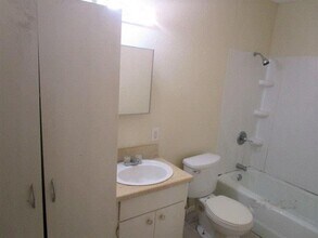 817 S Elm St-Unit -4 in Sherman, TX - Building Photo - Building Photo