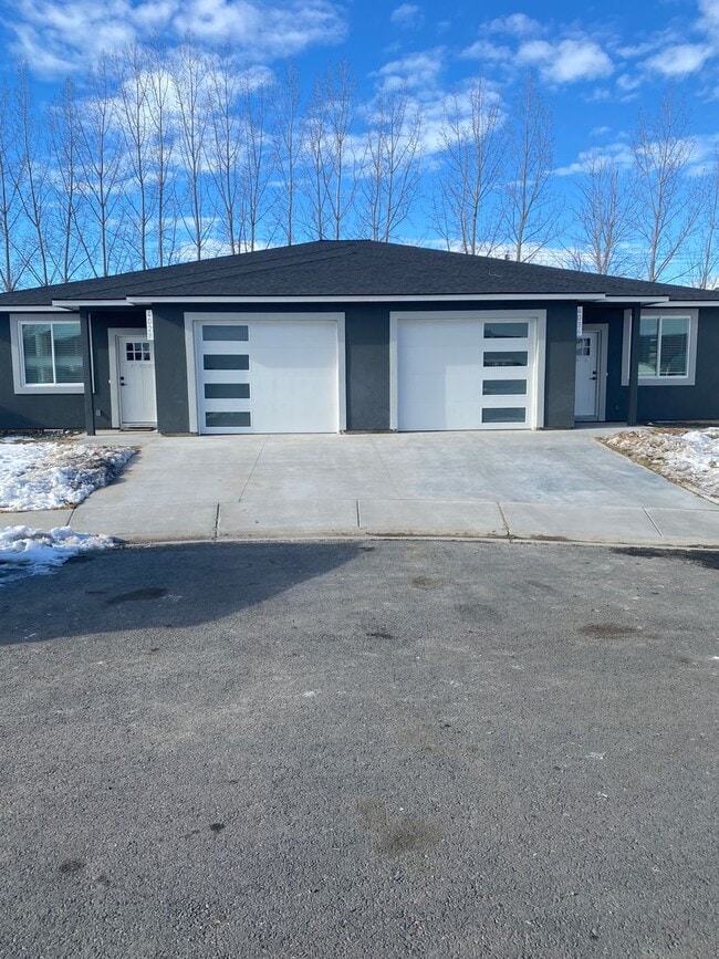 property at 4028 Quinn Dr NE