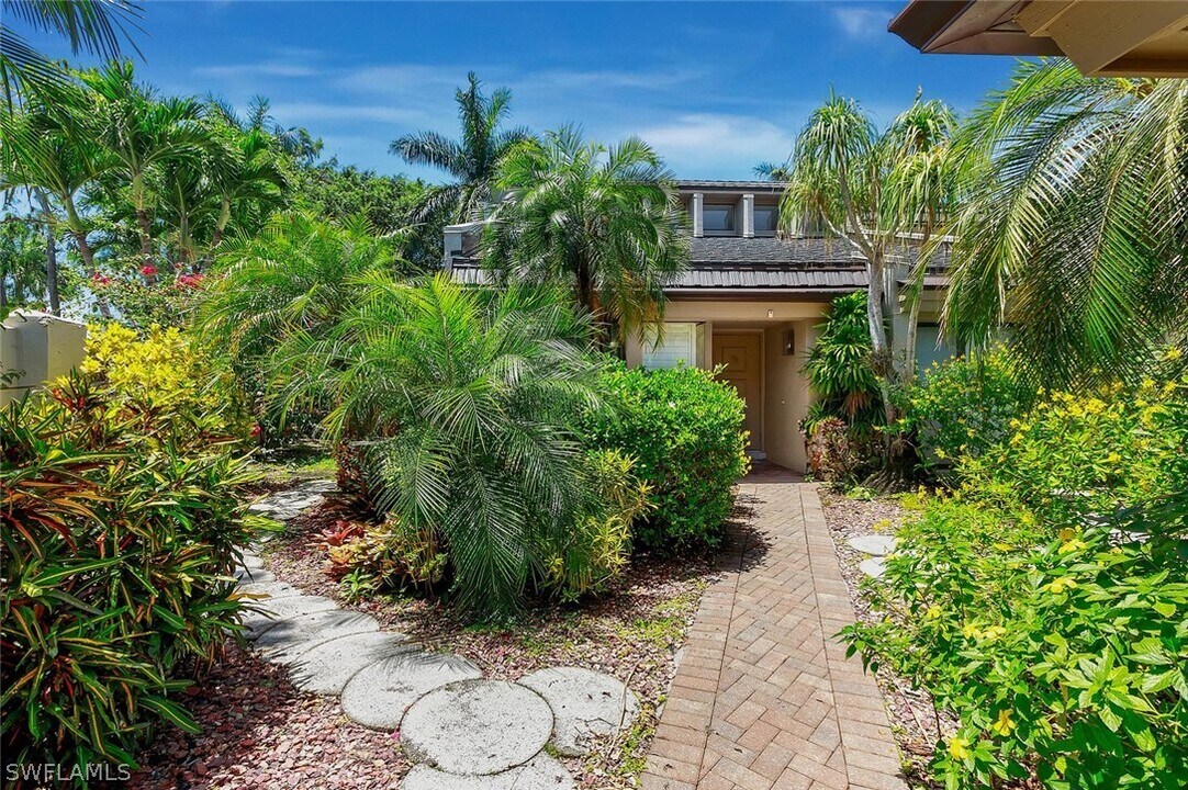202 Bears Paw Trail in Naples, FL - Foto de edificio