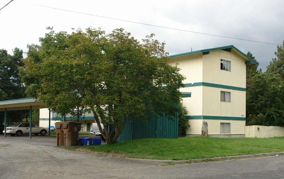 1940 E Tilsley Pl in Spokane, WA - Building Photo