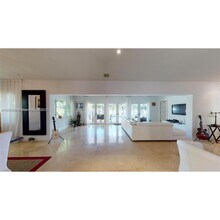 6015 Pine Tree Dr in Miami, FL - Foto de edificio - Building Photo