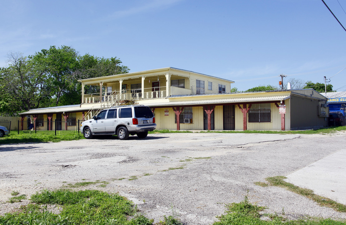 2826 Culebra Rd in San Antonio, TX - Foto de edificio